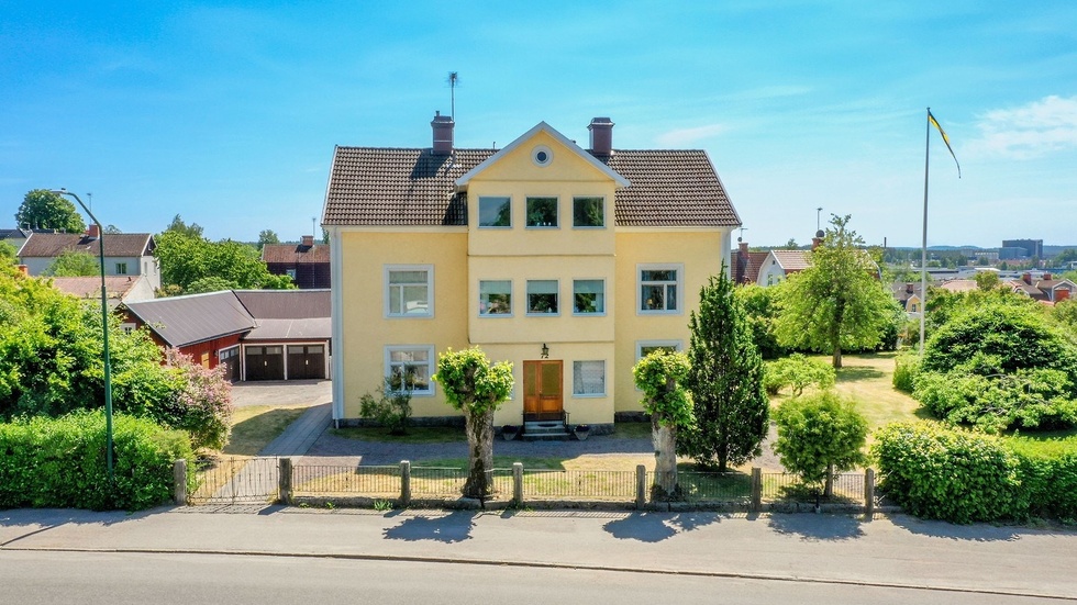 Bostadshuset har sju kakelugnar och en öppen spis. Alla är godkända och får användas. Senaste sotningen gjordes i mars.