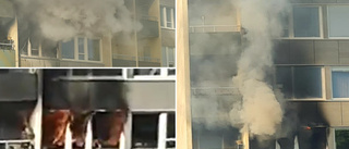 Här slår lågorna ut från lägenheten – vid storbranden i Nyfors