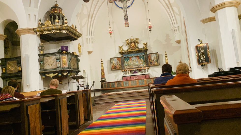 Regnbågsmässa i Sankt Olovs kyrka inför starten av Prideveckan i Skellefteå 2024.