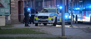 Stort polispådrag i centrala Linköping – glasruta krossades