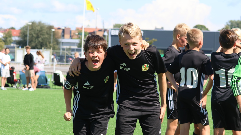 Ludvig Lindström och Jakob Gustavsson skriker ut sin glädje efter avancemanget till finalen.