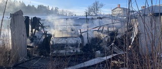 Bilar totalförstördes i garage: "Synd om ägaren"