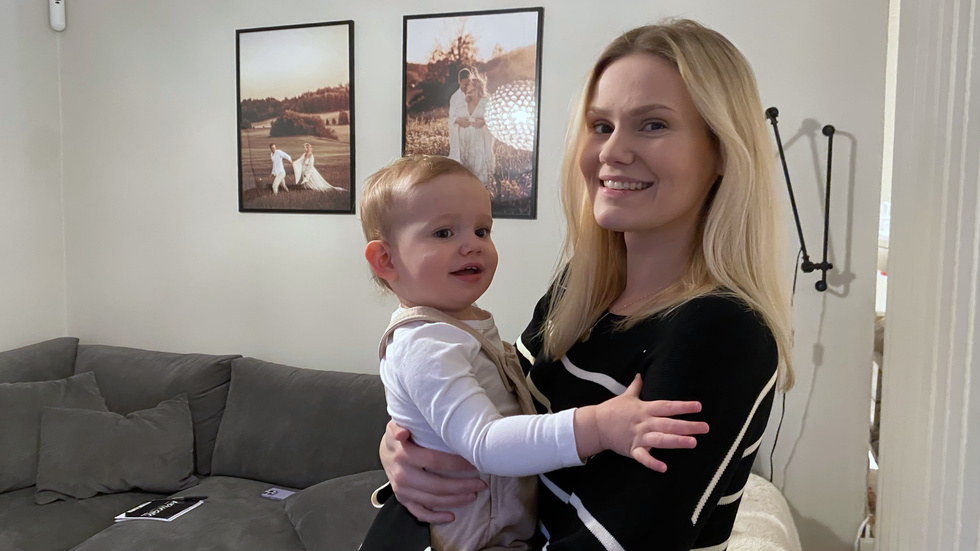 Carolina Malmberg 27, med sonen Elton 18 månader, i famnen.