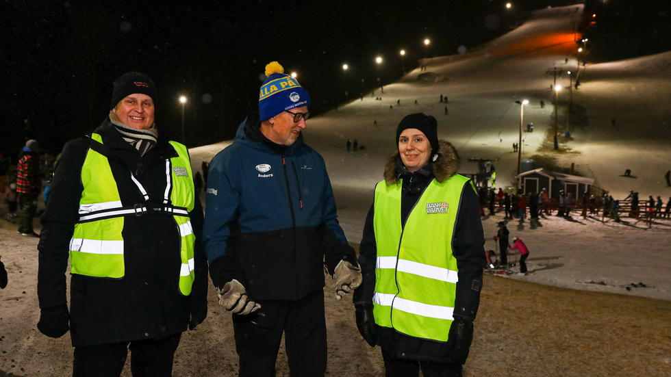 Anders Stjärne, ordförande i Asby Alpina, i mitten, omgiven av Johan Widerström och Martina Isaxon från Kinda-Ydre Sparbank. Bilden är från förra vintern.