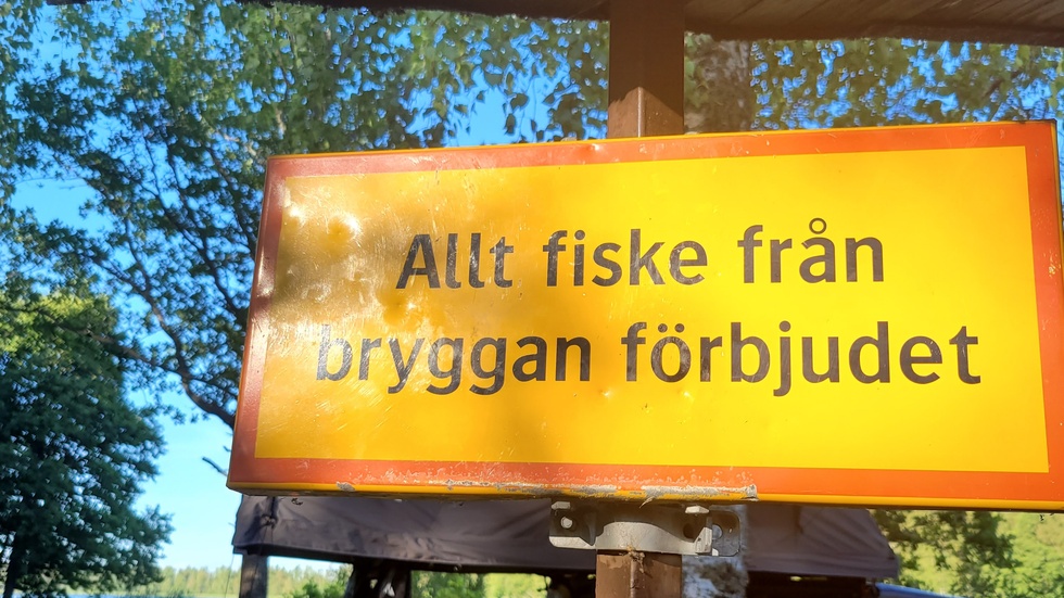 Skylt som visar att fiske är förbjudet.