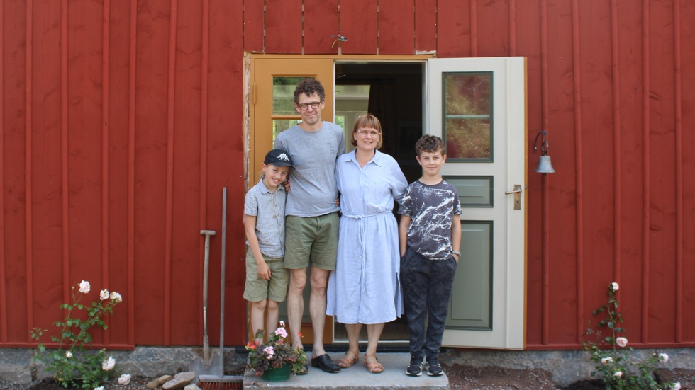 Familjen Fransson bestående av Svante, Ulf, Cecilia och Ingmar utanför sitt nybyggda ekohus i Djursdala. Dottern Agnes har flyttat hemifrån men kommer gärna på besök och har hjälpt till under bygget av huset.