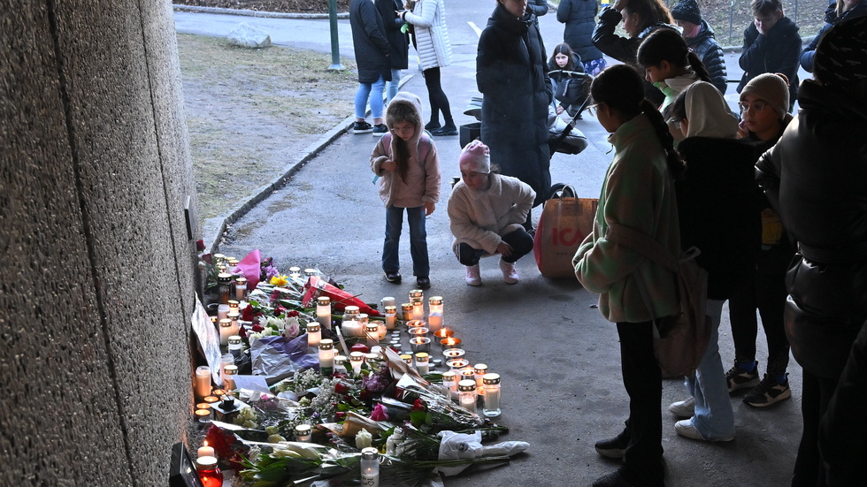 
Torsdags kväll vid minnesplatsen nära Skärholmens centrum där en man i 40-årsåldern blev ihjälskjuten i en gångtunnel kvällen innan.