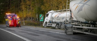 Olycka vid E4 – lastbilsekipage kanade av vägen: "Det var halt"