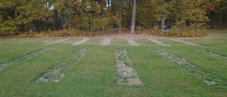 Därför är det mystiska markeringar i gräsmattan på Djurgården – här är svaret på gåtan som gäckar Eskilstunaborna