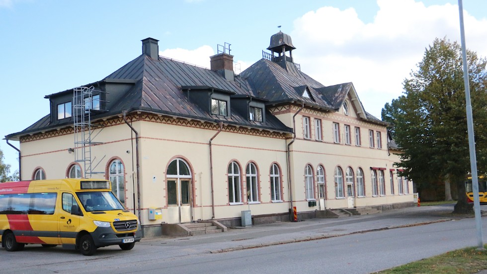 Det kulturskyddade stationshuset i Hultsfred har den senaste månaden drabbats av återkommande skadegörelser. Trots timtals med övervakningsfilm har ännu ingen gripits.