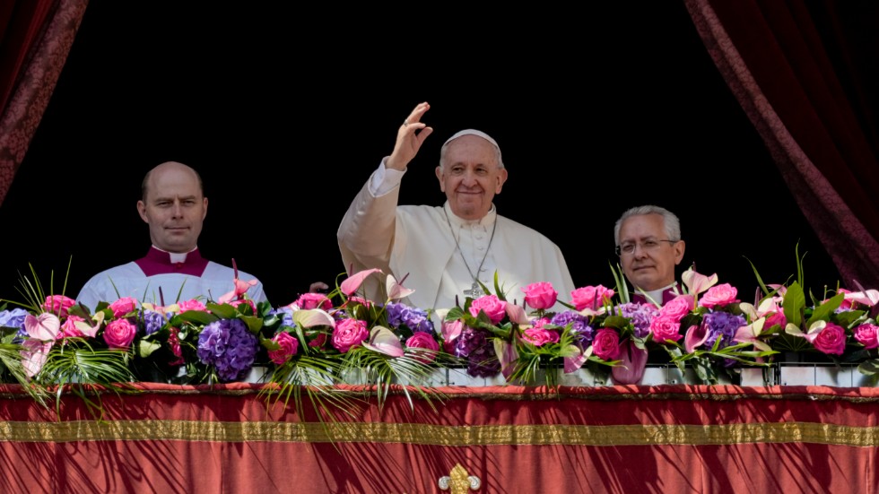 Påve Franciskus höll det traditionsenliga talet "Urbi et Orbi" ("Till staden och världen") från en balkong i Vatikanen.