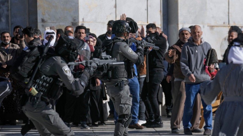 Israeliska polisstyrkor gick in bland samlade muslimer på Tempelberget, vilket ledde till stora drabbningar.