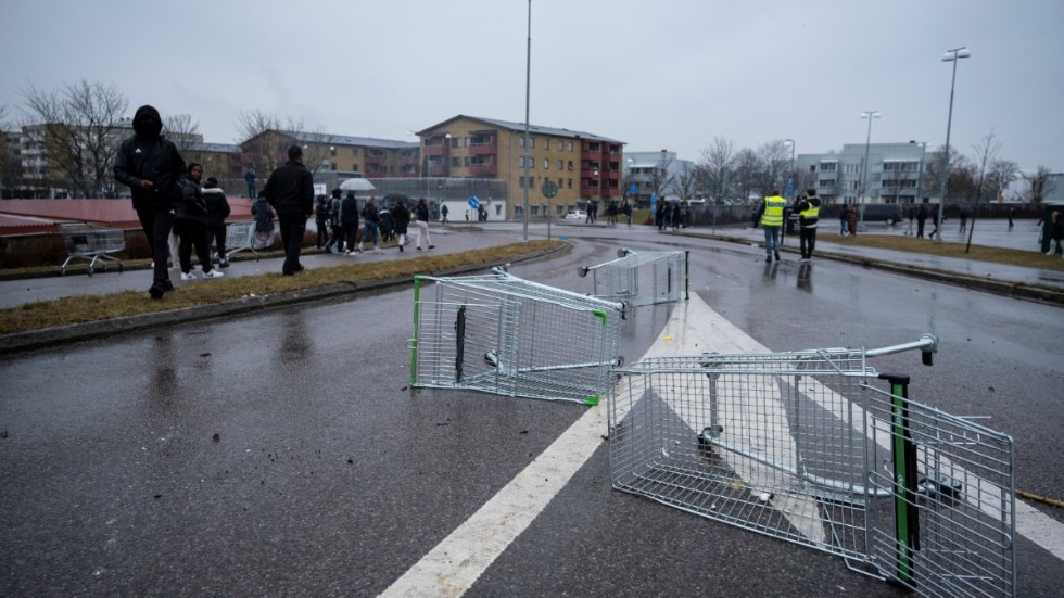 Infarten till Skäggetorp centrum blockerades av både polis och demonstranter.