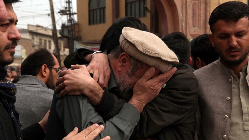 Sorg när offer till IS begravs i Peshawar, Pakistan.