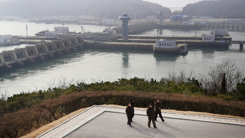 Några män ses promenera i Nampo i Nordkorea.