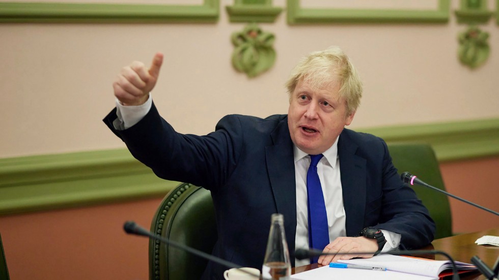 Boris Johnson ger tummen upp under mötet med Zelenskyj.