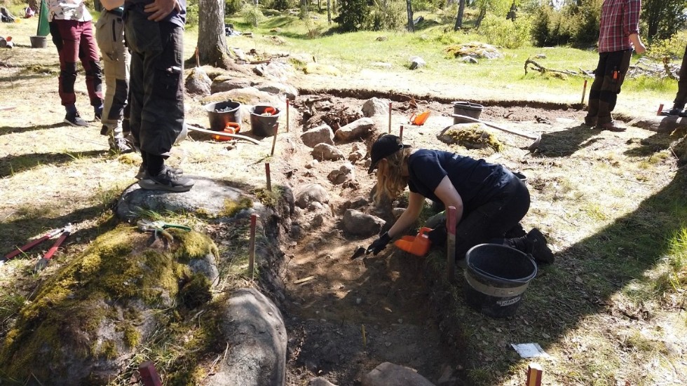 Arkeologerna har bland annat hittat en stensatt sänka med en båtslip av trä och stora mängder både oanvända och begagnade båtnitar, brynen och verktyg för träarbete.