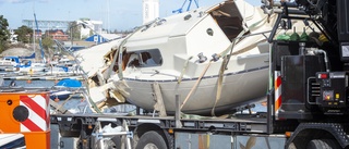 Här bärgas den totalförstörda segelbåten efter torsdagens olycka i småbåtshamnen