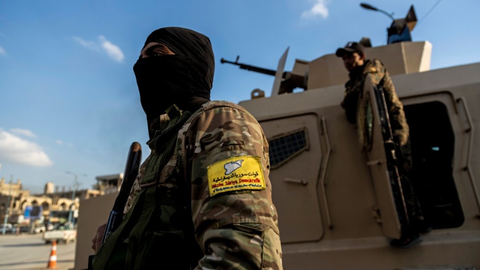 Soldater från kurdisk-ledda SDF står vakt i Raqqa, Syrien, den 7 februari i år. SDF fick stöd av den USA-ledda västkoalitionen i striderna mot terrorrörelsen IS. Sedan blev de attackerade av Turkiet. Arkivbild.