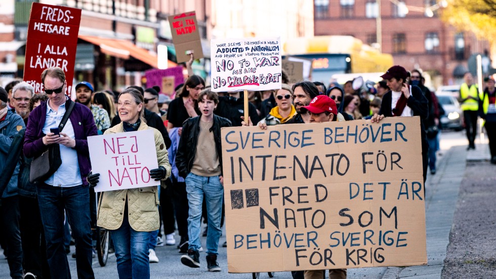 "Sluta kohandla med skumma regimer och genomför en regelrätt folkomröstning rörande Sveriges eventuella medlemskap i Nato", anser insändarskribenten.