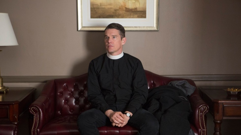 Ethan Hawke spelar prästen Ernst Toller i Paul Schraders gripande film "First Reformed" (2017).