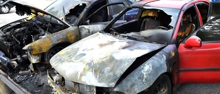 Brand på parkering – två bilar drabbade