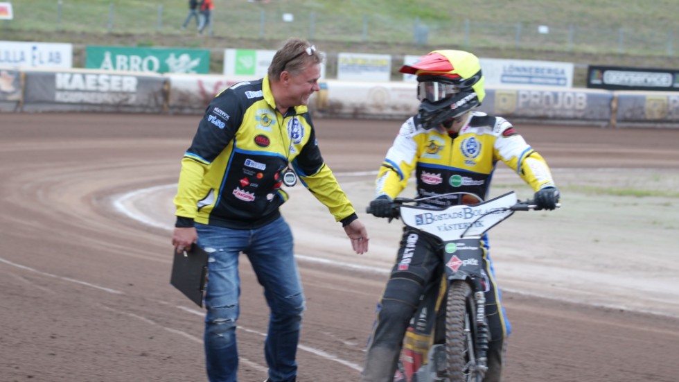 Morgan Andersson och Gleb Chugunov firar efter att Västervik säkrat segern.