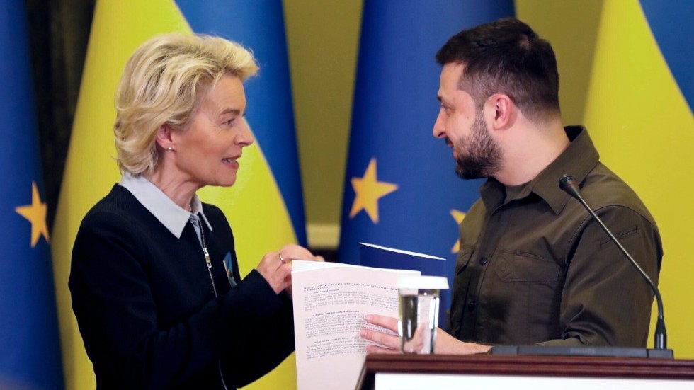 tt välkomna Ukraina in i det europeiska samarbetet skulle skicka en tydlig signal till alla de som just nu heroiskt kämpar mot Rysslands brutala övergrepp för både sin egen och sitt lands överlevnad - att deras framtid är i Europa, skriver Karin Karlsbro (L) och Patrik Ivarsson (L).