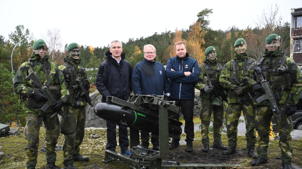 Fem soldater, Natos Jens Stoltenberg, Peter Hultqvist och hans finske försvarsministerkollega Antti Kaikkonen ute i fält i slutet av oktober 2021. 