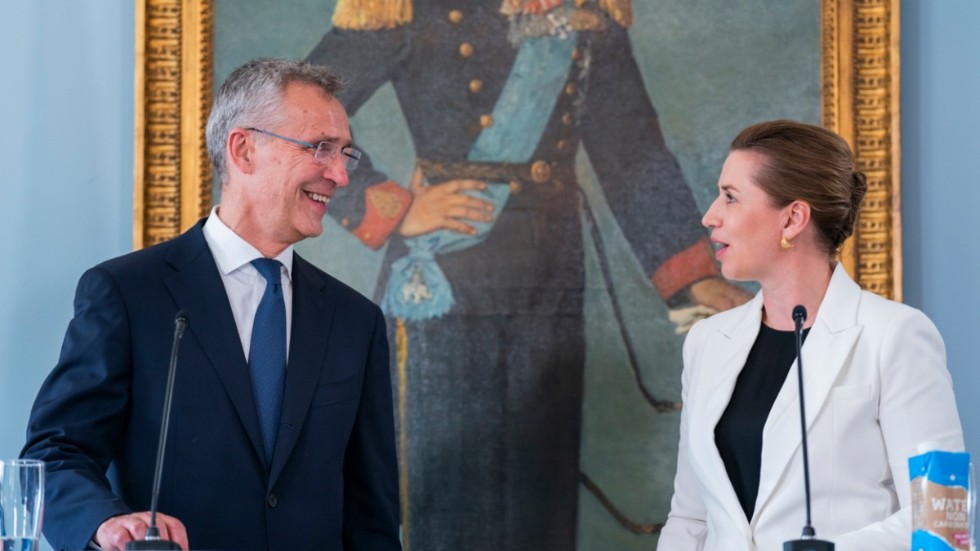 Natos generalsekreterare Jens Stoltenberg i samspråk med Danmarks statsminister Mette Frederiksen i torsdags.