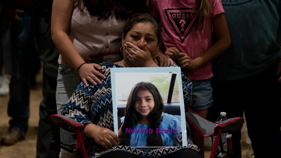 Esmeralda Bravo, 63, håller upp en bild på sitt barnbarn Nevaeh Bravo, ett av skyttens offer.