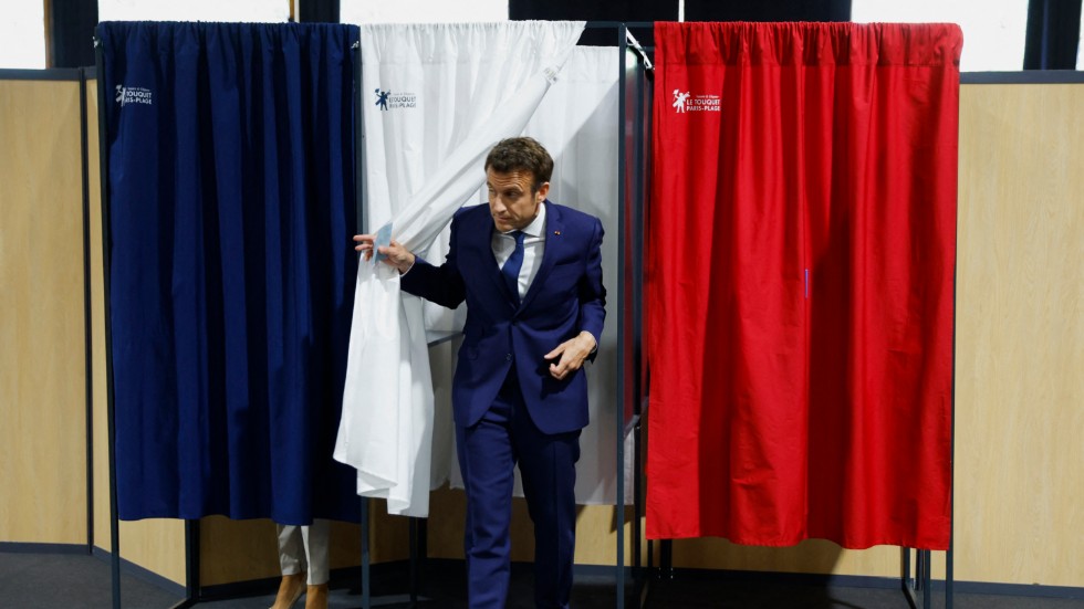 Frankrikes president Emmanuel Macron måste välja väg.