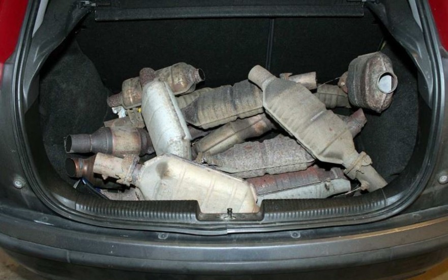 I bagageutrymmet i en bil hittade polisen 16 stulna katalysatorer. Nu har fyra män åtalats. (Bilden är hämtad ur förundersökningen.) 