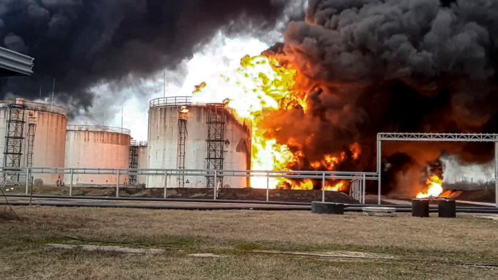 En stor brand bröt ut på en oljedepå i ryska Belgorod den 1 april. Ryssland anklagar Ukraina, som förnekar att man ska ha attackerat ryska mål. Bilden är tagen och distribuerad av ryska myndigheter.