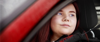 Emma, 19, har autism – skapade produkten hon själv saknat: "Alla ska kunna känna sig trygga i trafiken"