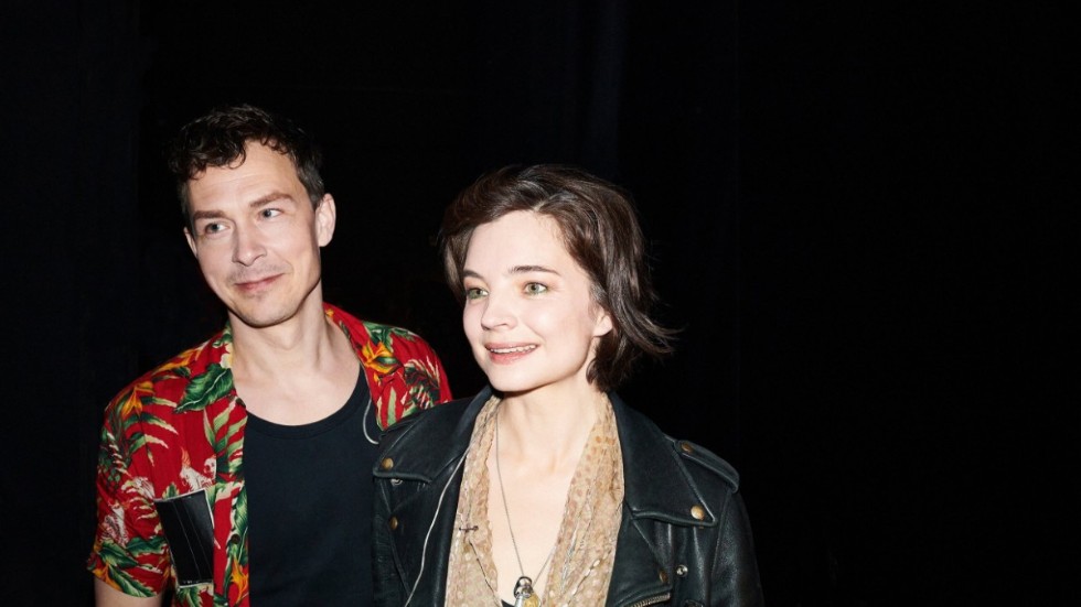 Oscar Töringe och Louise Peterhoff spelar huvudrollerna i "Alltid vara vi" – en musikteaterföreställning som bygger på Veronica Maggios och Oskar Linnros låtar. Pressbild.