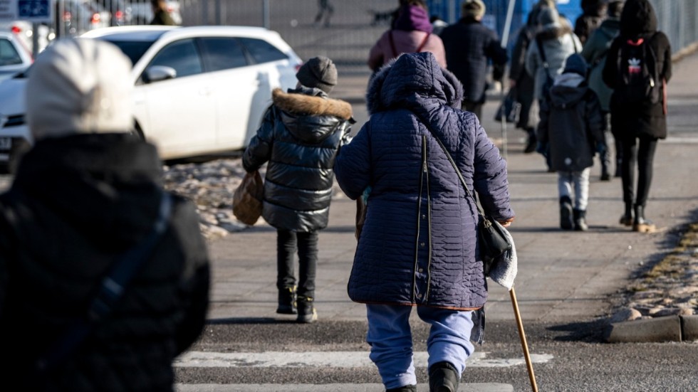 Ukrainska flyktingar på väg till bussar efter ankomst till färjeterminalen i Karlskrona. Massflykten från Ukraina har visat Sveriges bästa sidor men lockar även fram rovdjuren.