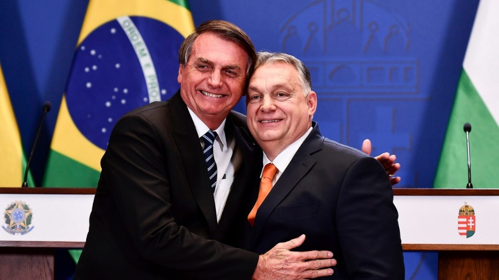 Brasiliens president Jair Bolsonaro och ungerske premiärministern Viktor Orbán kramas efter en gemensam pressträff i Budapest i februari. Dagen därpå åkte Bolsonaro för att träffa Rysslands president Vladimir Putin.