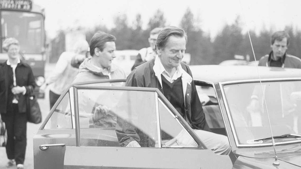 SSU Luleå tog emot Olof Palme på flygplatsen och skjutsade honom i sin röda röstraggarbil till valmötet i sporthallen 13 september 1982.