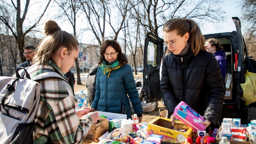 Jurgita och Kotryna från "Vilnius city volonteers" har ställt upp ett bord med gåvor vid centret. "Något vi verkligen behöver är sockor", säger Kotryna, till höger i bilden.