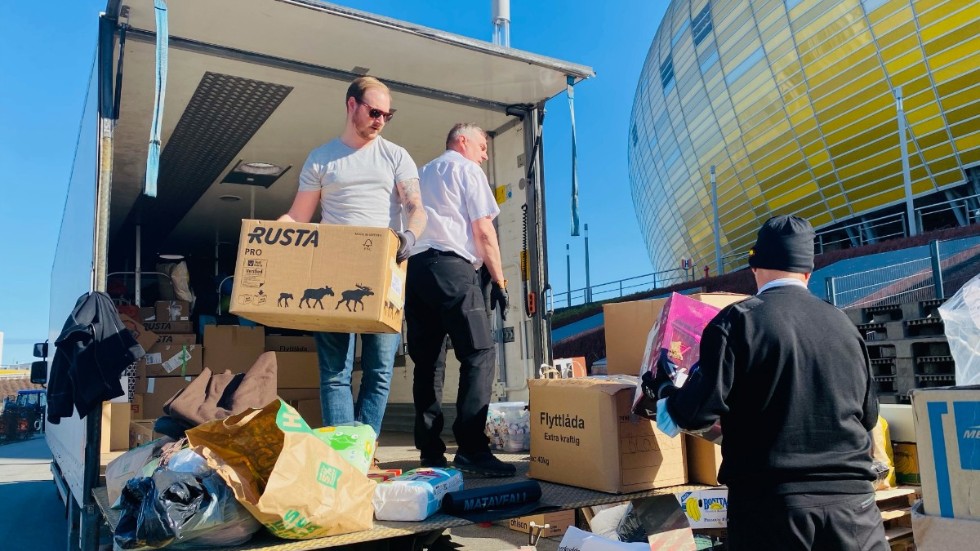 Oskar Karlsson och andra volontärer lastar av hjälpsändningen från Eskilstuna och Västerås utanför fotbollsarenan i polska Gdansk.
