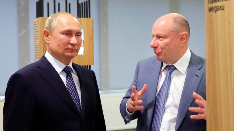 Vladimir Putin tillsammans med den ryske oligarken Vladimir Potanin 2019. Arkivbild.