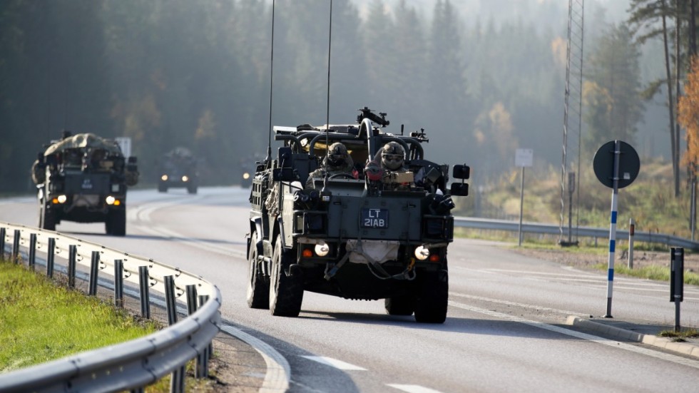 Militärfordon från länder i Nato kör genom västra Sverige på väg till en övning i Norge på hösten 2018. Den här typen av samarbete har blivit vanligare på senare år.
