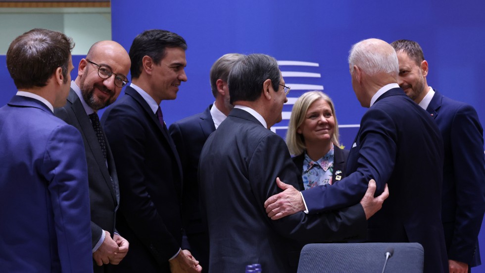 Statsminister Magdalena Andersson tillsammans med USA:s president Joe Biden och en rad andra EU-ledare inne på toppmötet i Bryssel.