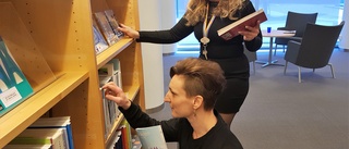 Böcker på ukrainska och läroböckerna i SFI har blivit het vara på biblioteket – "Svårt att köpa nu"