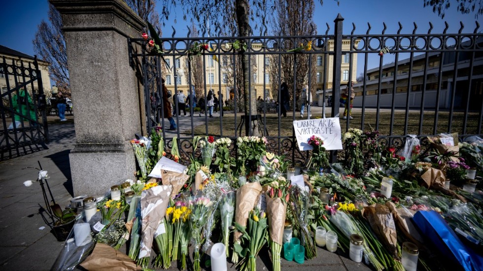 Blommor utanför Malmö latinskola där två lärare mördades. Arkivbild