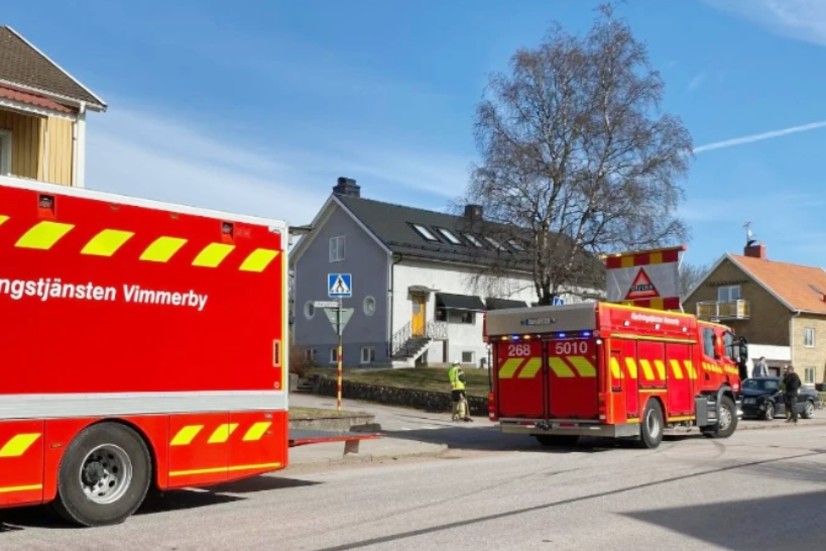 Två bilar kolliderade på Storgatan i centrala Vimmerby på tisdagen. I samband med det har en stenmur skadats och ägaren har gjort en polisanmälan.