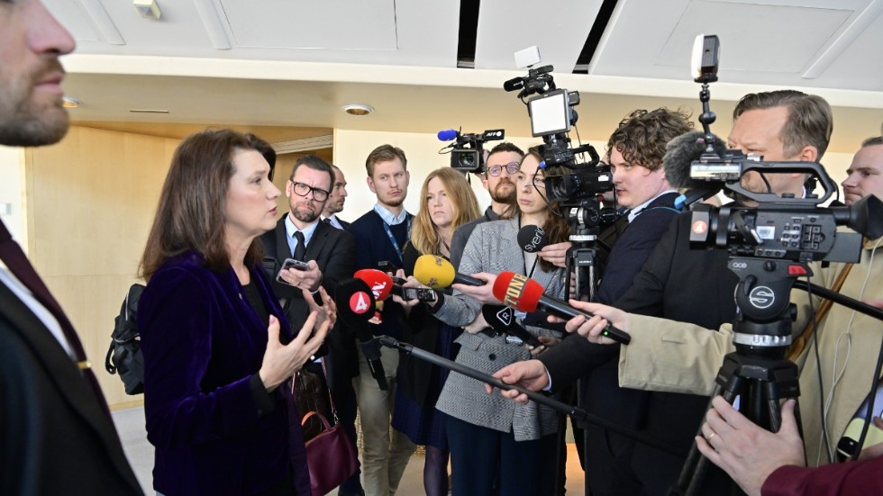 Utrikesminister Ann Linde (S) intervjuas av medier efter Ukrainas president Volodymyr Zelensky tal till Sveriges riksdag.
