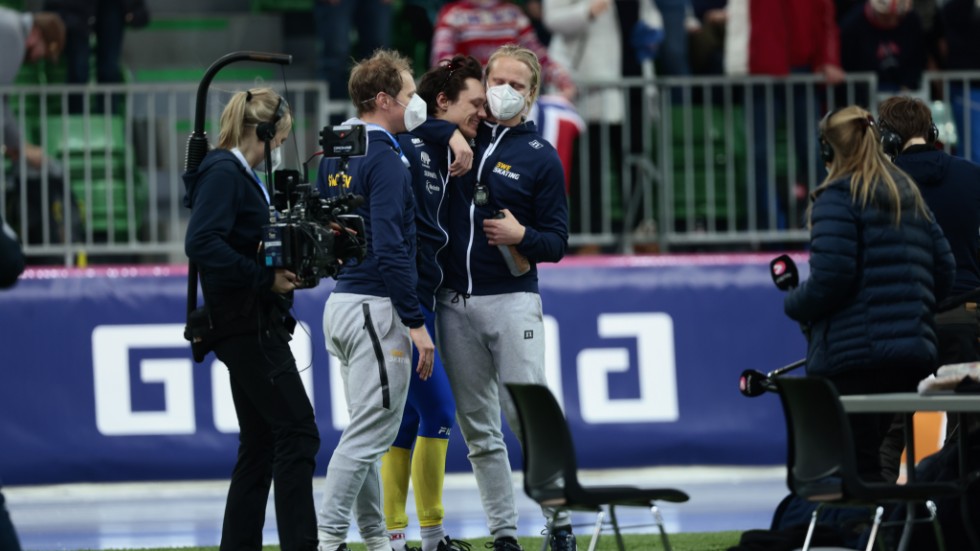Nils van der Poel kramar tränare och landslagsledare när det står klart att han blir världsmästare.