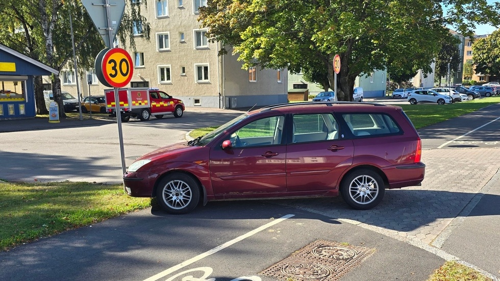 Bilist Körde In I Stolpe På Lindövägen 